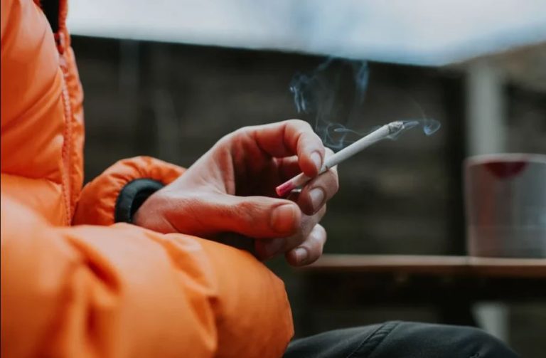 هشدار دانشمندان چینی: دود دست‌سوم سیگار در فرش و مبلمان می‌ماند و به‌مرور سمی‌تر می‌شود