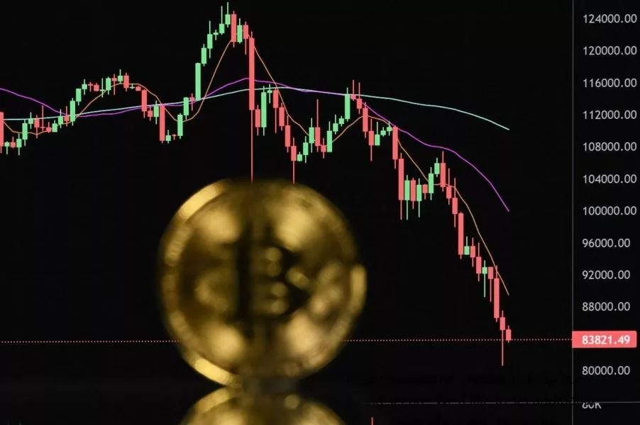 چرا قیمت بیت‌کوین به ۶۰ هزار دلار سقوط کرد؟ بررسی سه سناریوی احتمالی